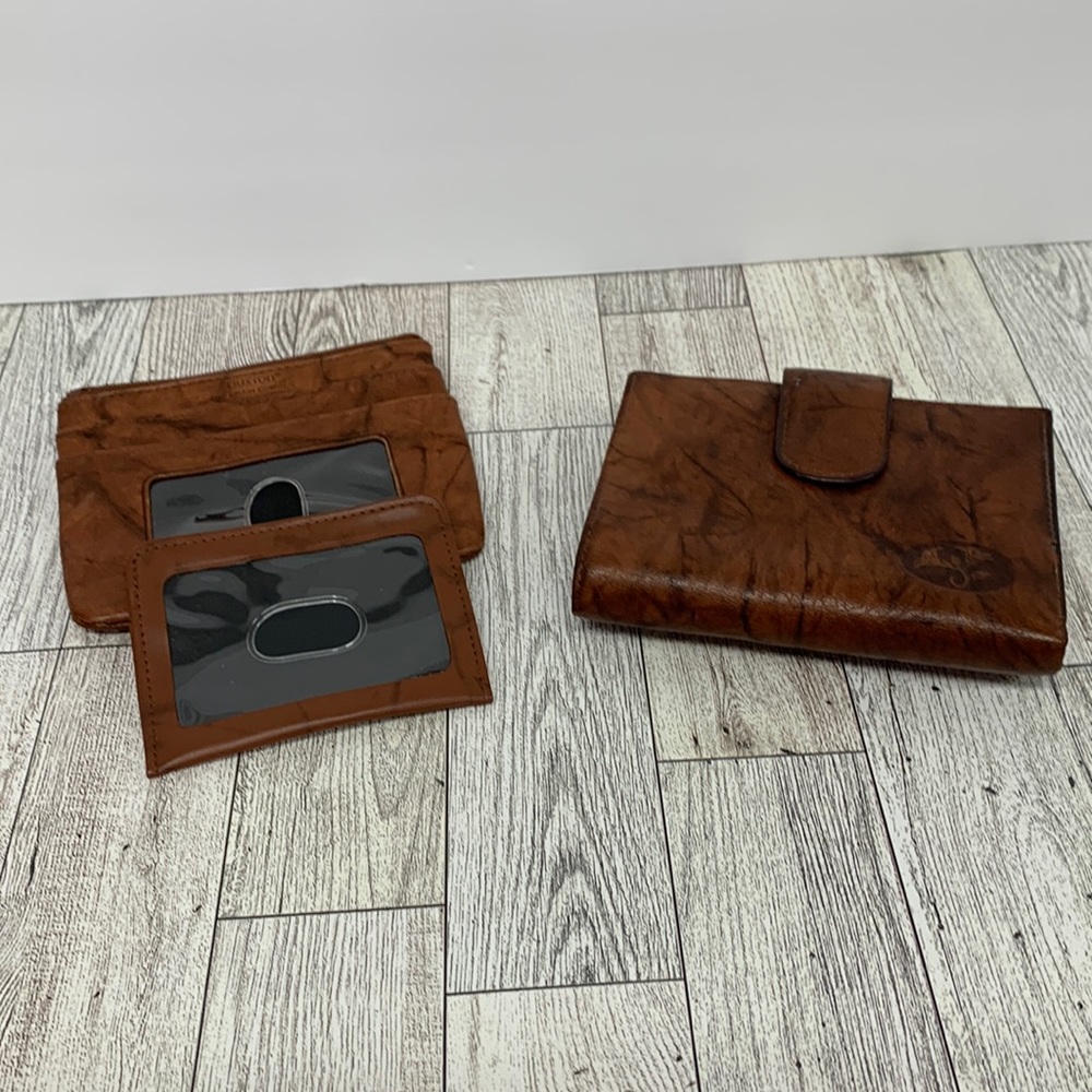 Buxton leather wallet and matching change purse. EUC.